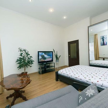 Apartment On Saksahanskoho Street Киев Экстерьер фото